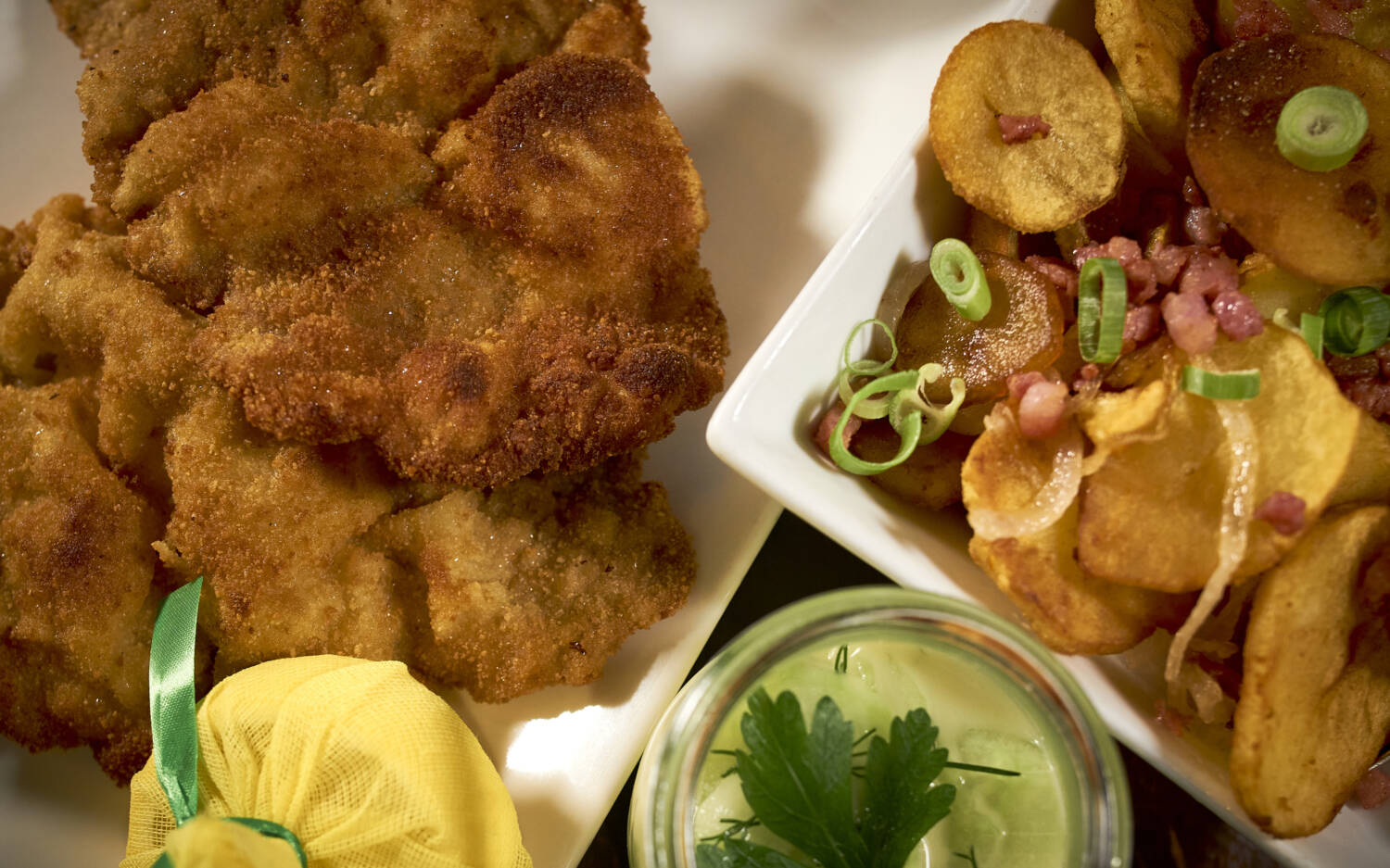 Schnitzel mit Bratkartoffeln – ein Klassiker im Dorf / ©Marc Sill