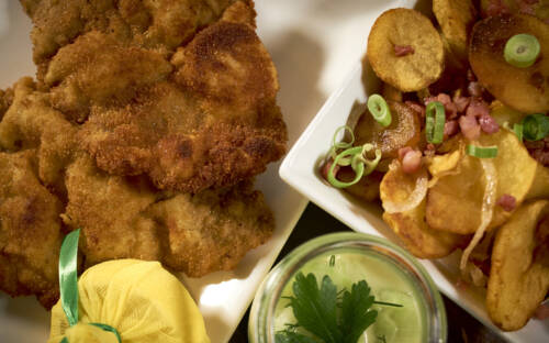 Schnitzel mit Bratkartoffeln – ein Klassiker im Dorf / ©Marc Sill