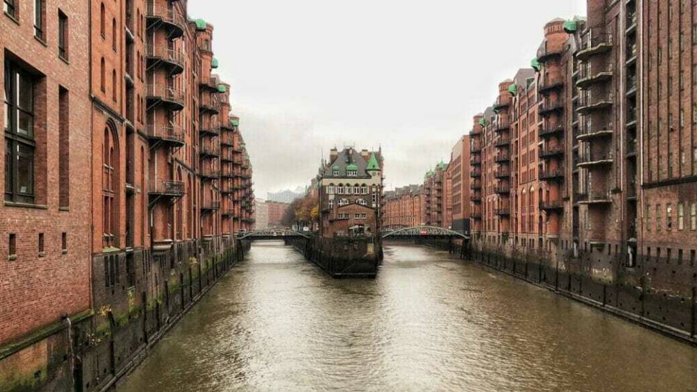 Das Wasserschloss liegt auf einer Halbinsel, wo Wandrahmsfleet und Holländischbrookfleet zusammenfließen. ©Unsplash/Elea Bank