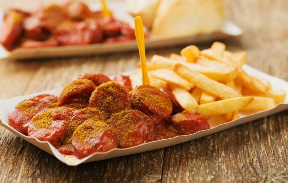 Deftiges Glück in Form von Currywurst in Pommes / ©Adobe Stock/gkrphoto