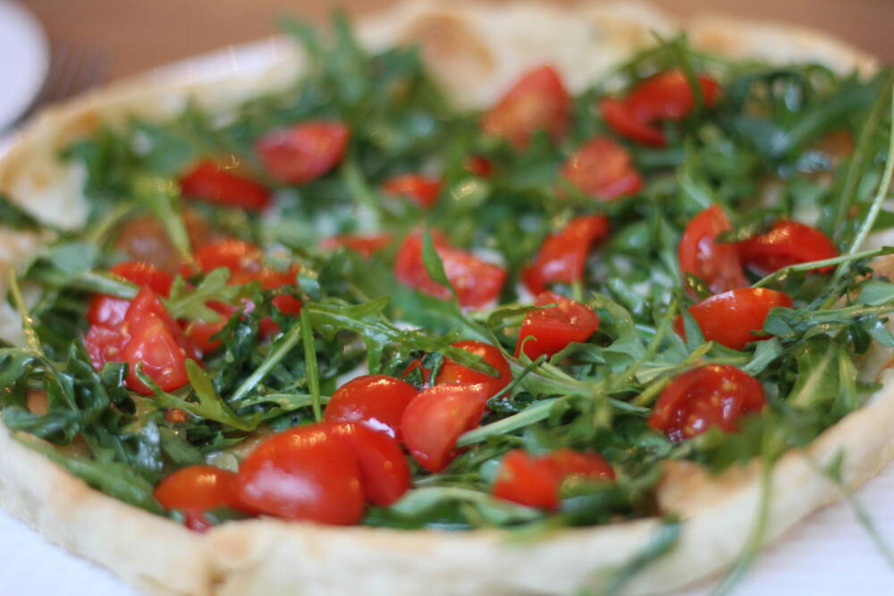 Focaccia mit Frischkäse, Tomaten und Rucola / ©Johanna Zobel