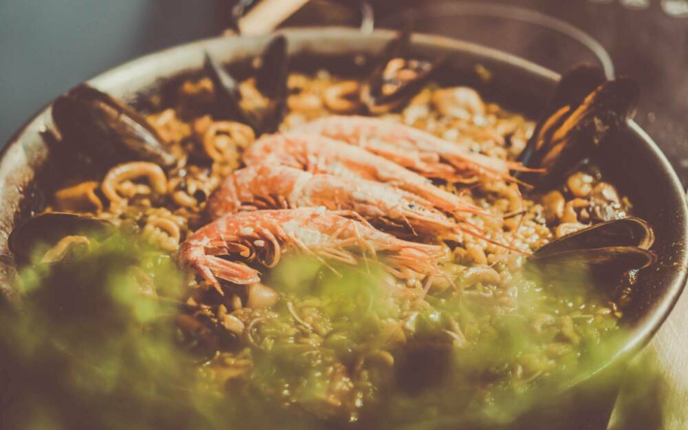 Für die Paella des Tapas y Más lohnt sich das Warten / ©Unsplash