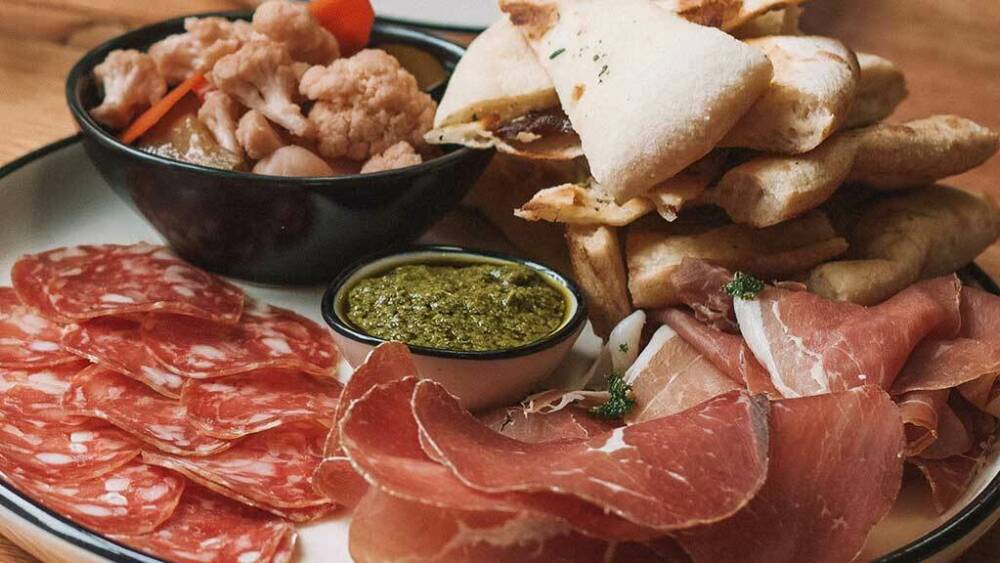 Im Café Altamira lässt einen die große Auswahl an Tapas staunen / © Unsplash/Maddi Bazzocco