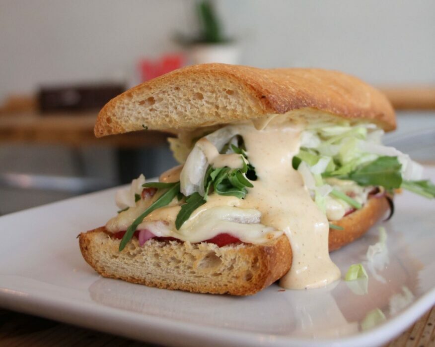 Knackiger Salat, frische Tomaten und hausgemachte Soßen bei Croque du Nord / ©Johanna Zobel