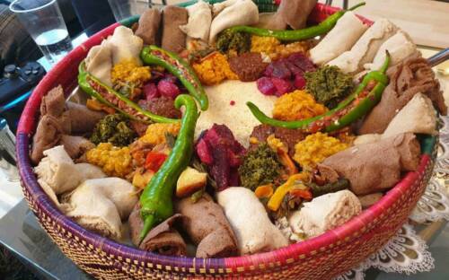 Köstlich: Fluffiges Injera und eine bunte Mischung Wots / ©Karls Café und Weine