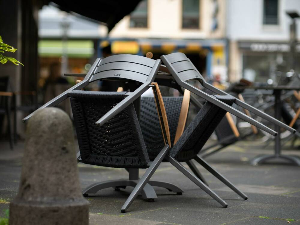 Lockdown in Hamburg, viele Restaurants bleiben zu. Doch kommen die Corona-Hilfen bei den Gastronomen an? / ©Unsplash/Mika Baumeister