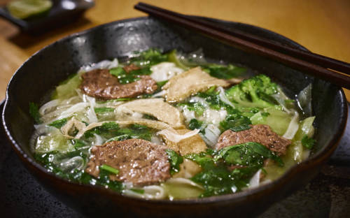 Vegan asiatische Speisen mit proteinreichem Fleischersatz / ©Marc Sill