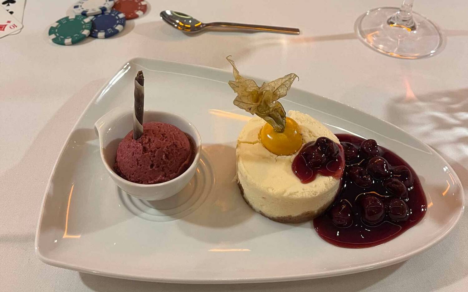 Zum Abschluss gibt es Käsekuchen mit Sauerkirsche / ©Marie Oetgen