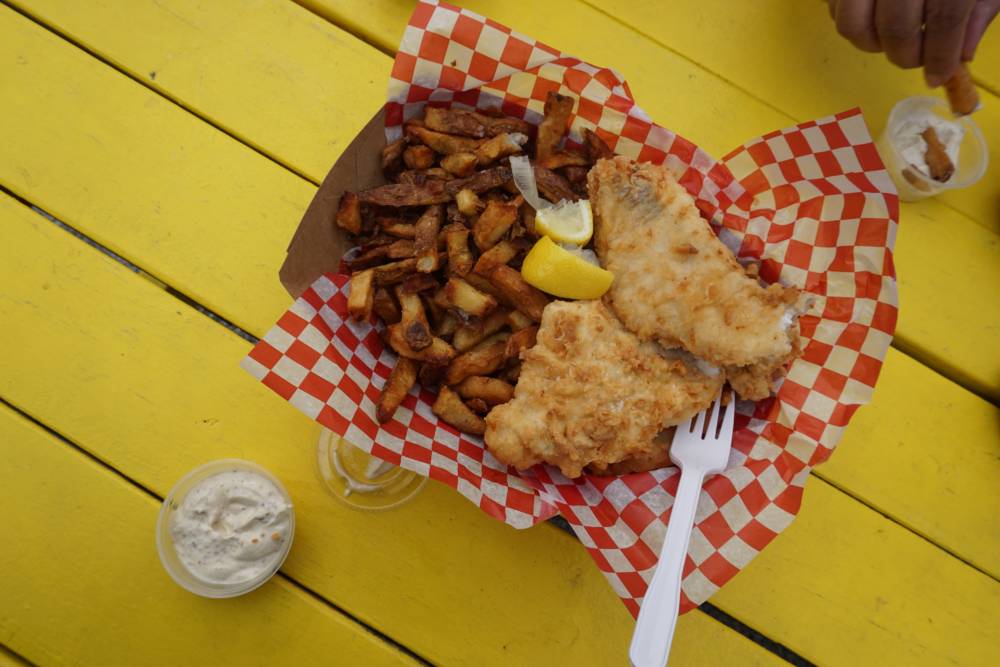 Alle Plätze belegt? Fish and Chips to go bei Karo Fisch sind die Lösung / ©Unsplash / Farrah K