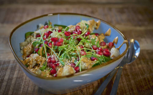 Ausgefallene vegetarische und vegane Bowls mit Granatapfelkernen / ©Marc Sill