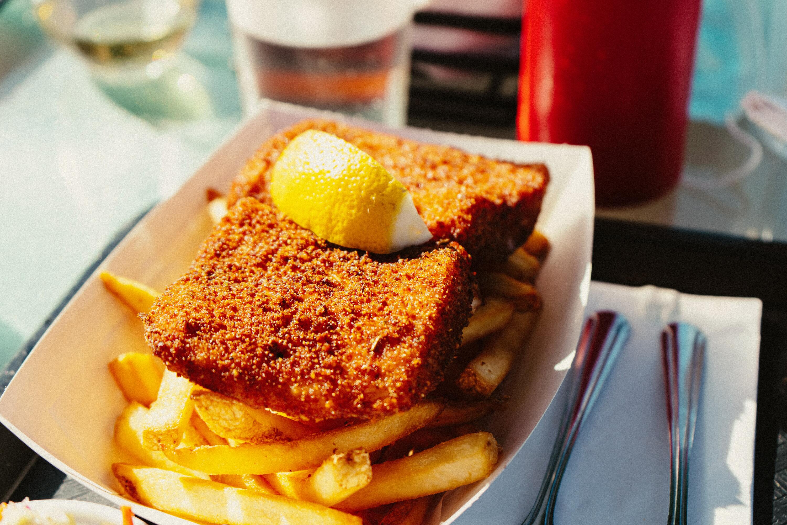 Außen knusprig, innen saftig: Fish and Chips von Fischimbiss Schabi / ©Unsplash / Adrian N