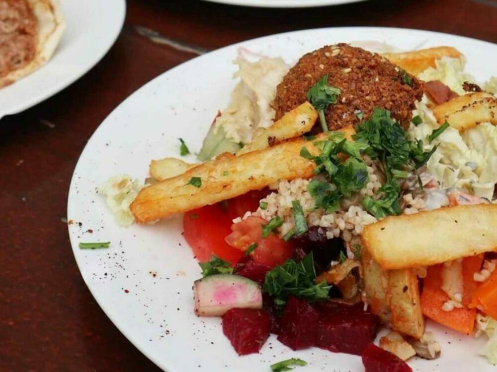 Beliebter günstiger Mittagstisch in Hamburg: Fallapfel von Pyramides in Ottensen / ©Johanna Zobel