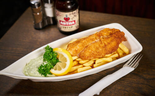 Beste Pause: Backfisch, Pommes und ’ne Knolle gut gekühltes Astra: Fisch & Co in der Altstadt / ©Marc Sill