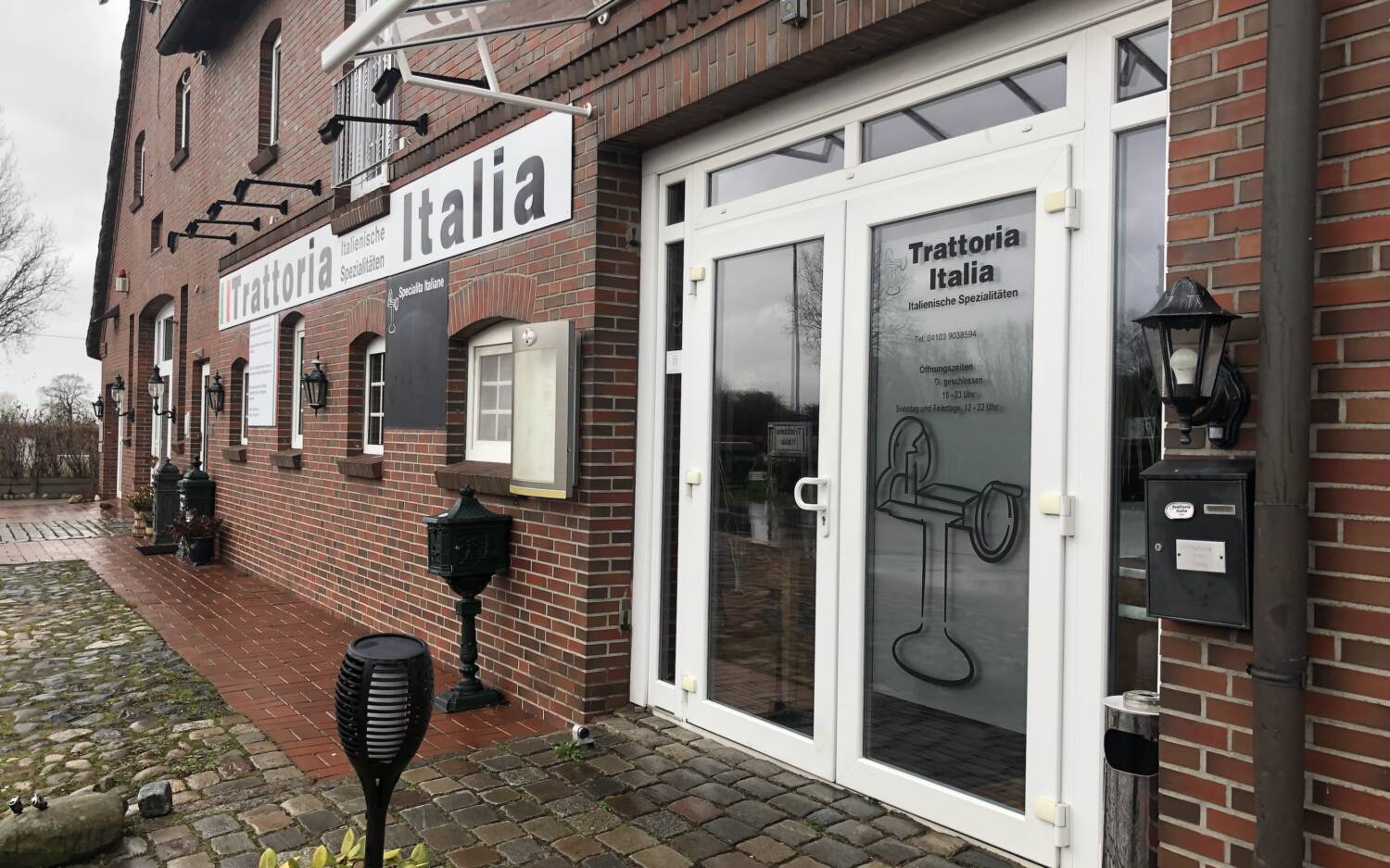 Das italienische Restaurant Trattoria Italia am Ortseingang des Marschdorfes Holm / ©Manfred Augnener