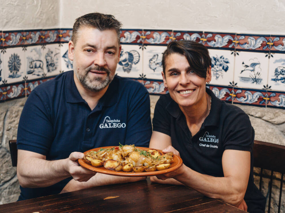 Das Personal im Tasquinha Galego in der Neustadt serviert und zaubert portugiesische Speisen / ©Julia Schumacher