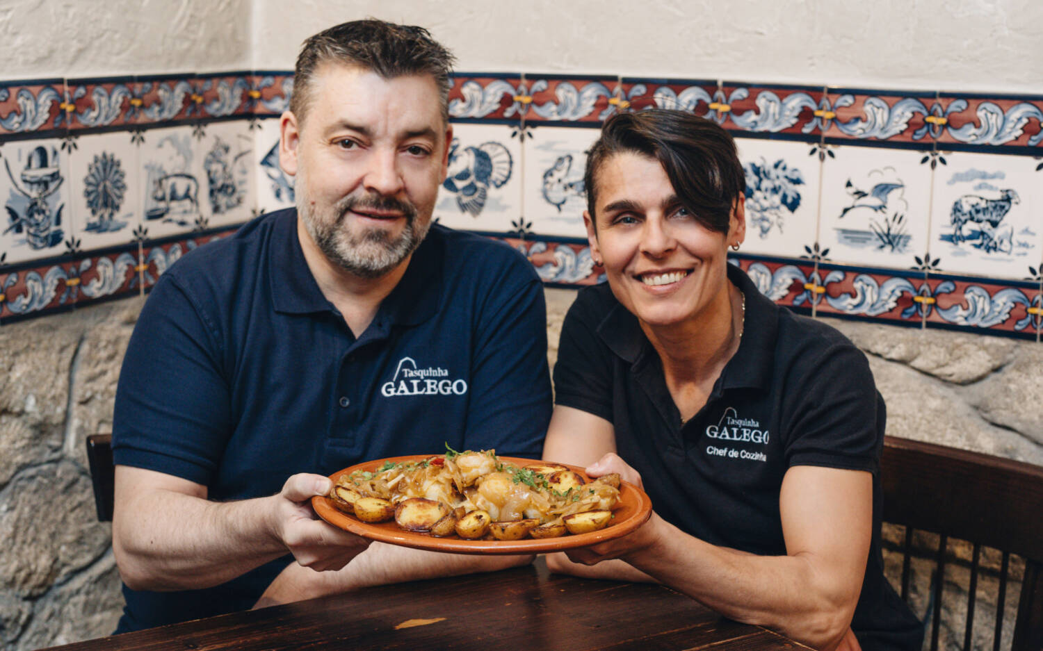 Das Personal im Tasquinha Galego in der Neustadt serviert und zaubert portugiesische Speisen / ©Julia Schumacher