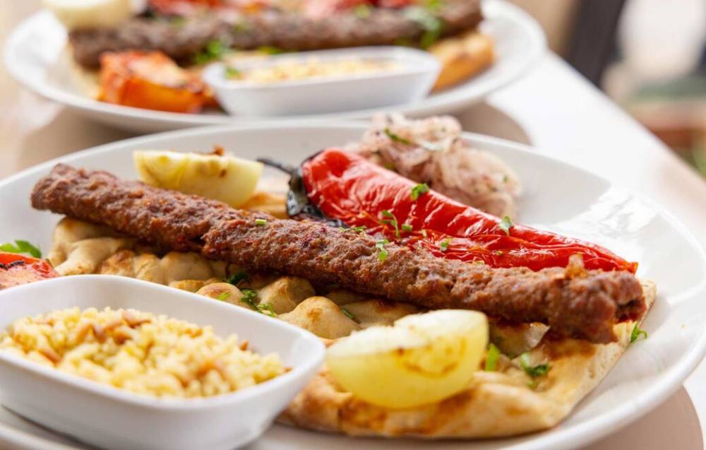 Deftig und lecker: Köz Urfa versorgt Nacheulen mit köstlichen Speisen / ©Unsplash/engin akyurt
