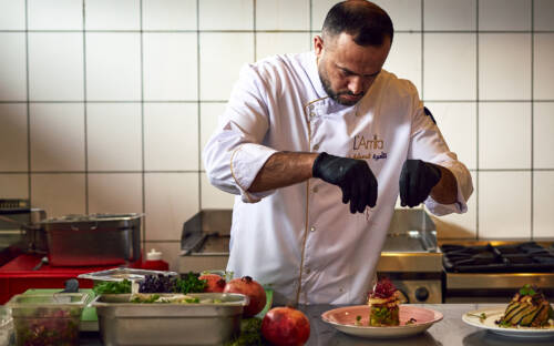 Einer der Köche des Restaurants am Werk /©Marc Sill