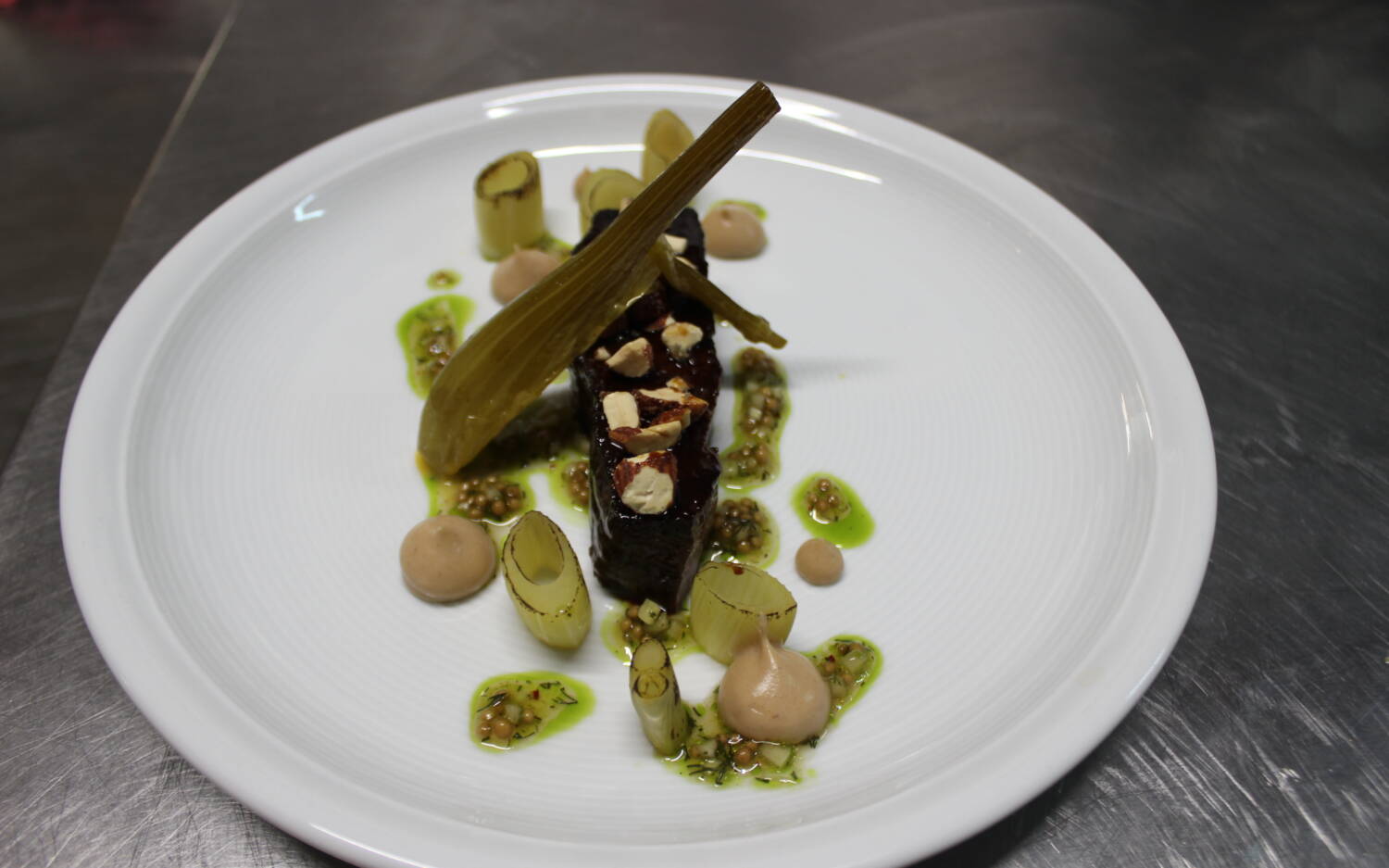 Fine-Dining: Wagyu Short Rib mit geschmortem Fenchel, Rauchmandeln und Passionsfrucht / ©Susanne Plaß