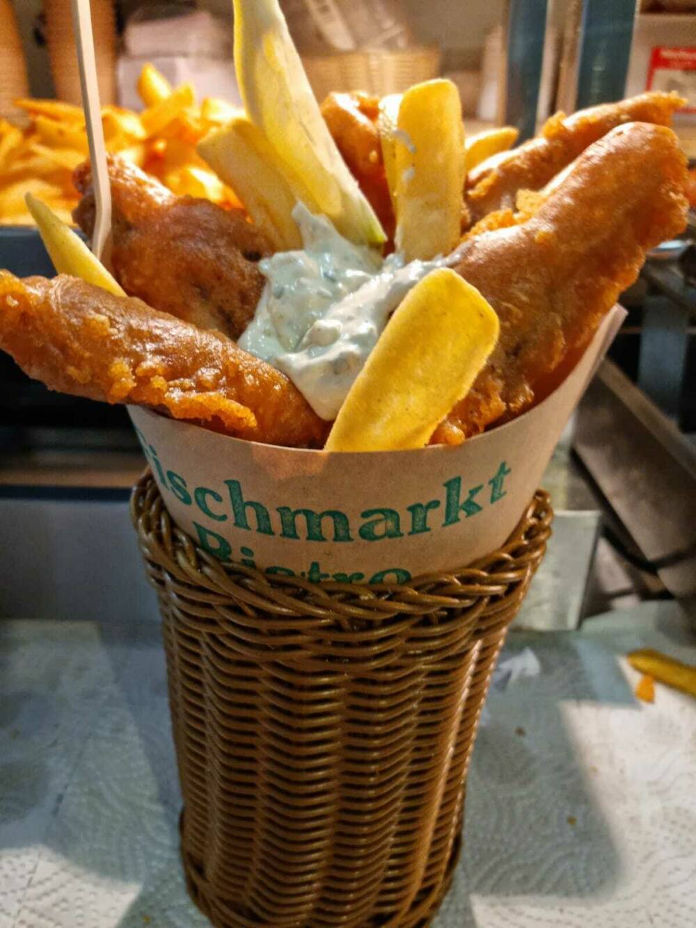 Fischmarkt Bistro: Fish and Chips stilecht aus der Papiertüte / ©Fischmarkt Bistro Hamburg