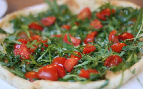 Focaccia mit Frischkäse, Tomaten und Rucola / ©Johanna Zobel