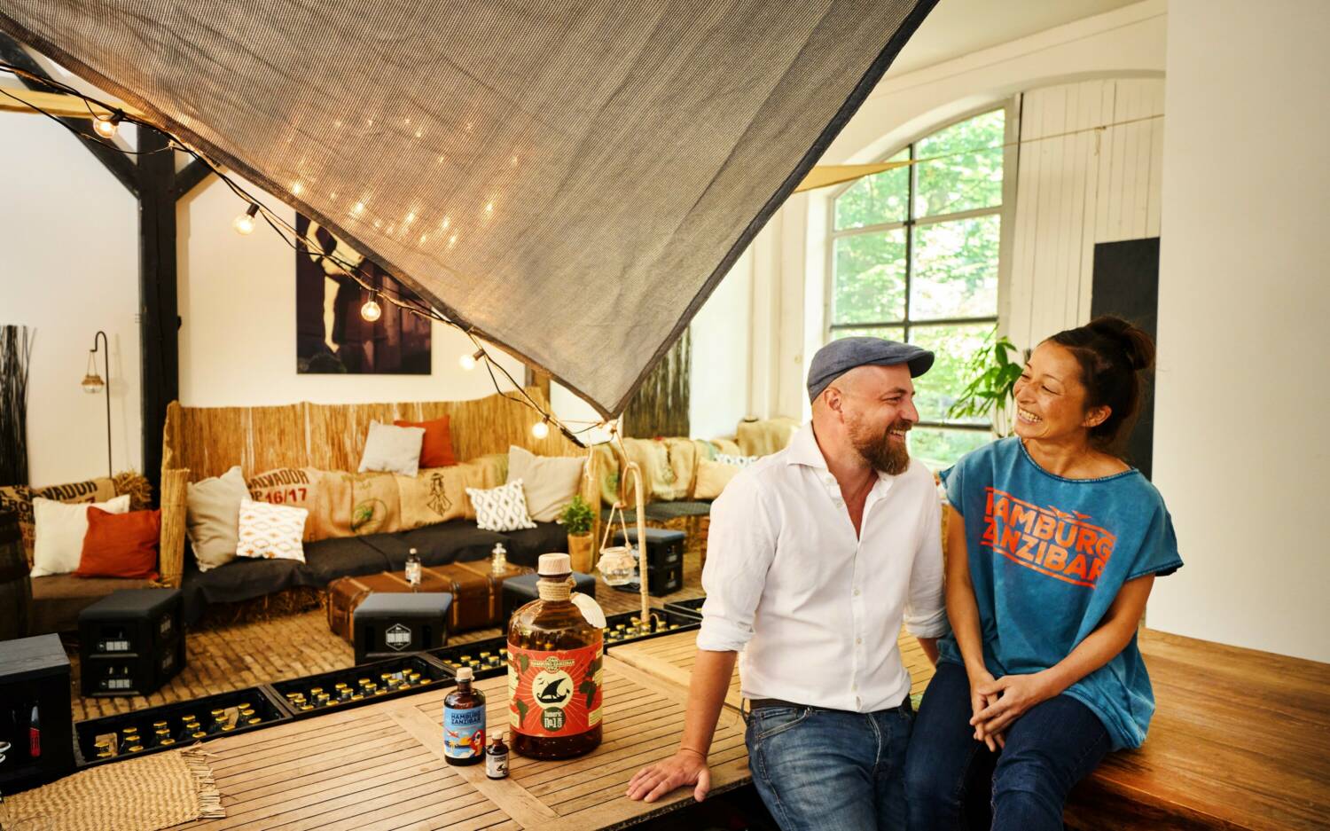 Glückliche Gewinner: Hauke Günther und Yuka Suzuki wurden für ihren Hamburg-Zanzibar Gin gleich zweimal ausgezeichn / ©Frank Loeschke Liquid Photography