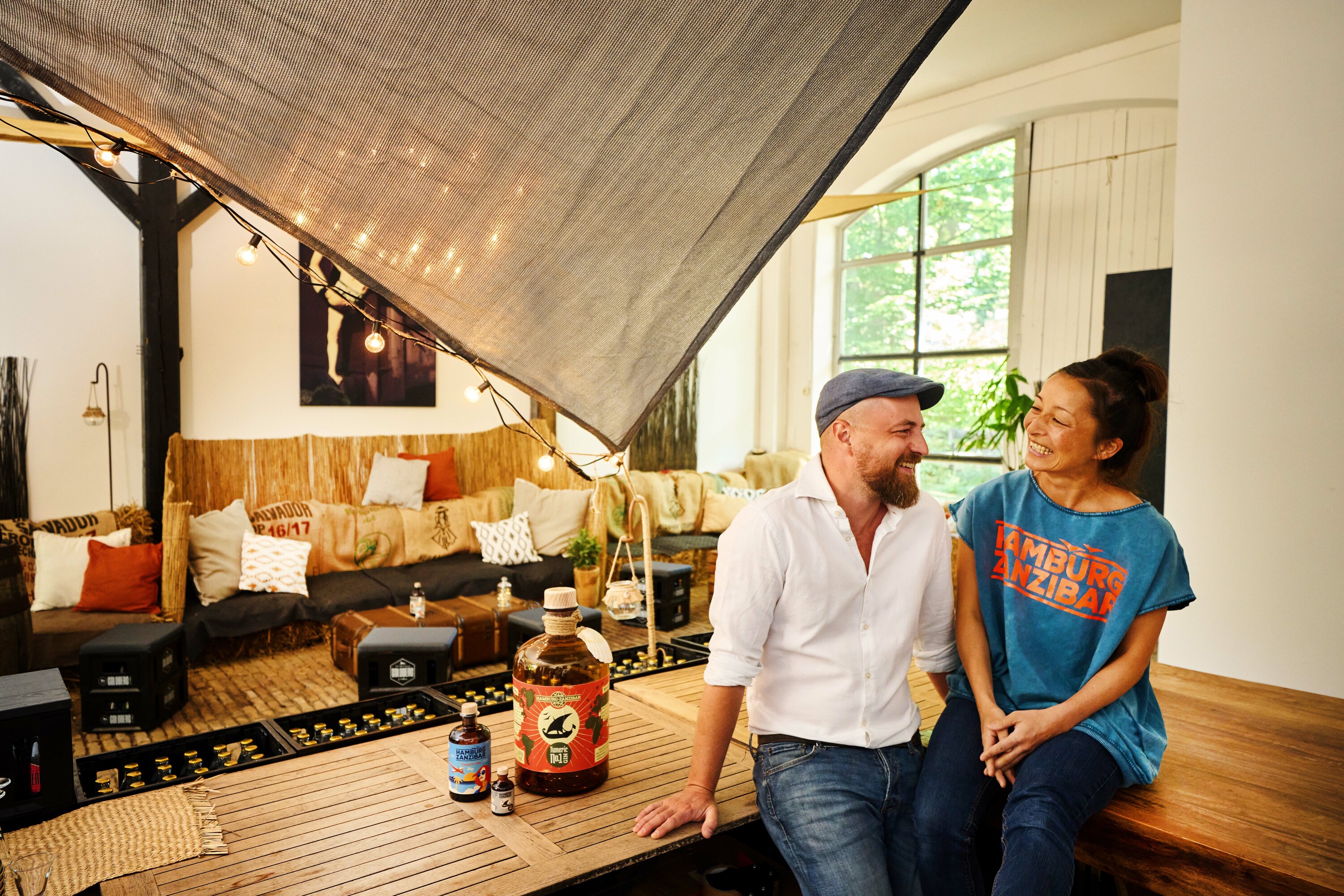 Glückliche Gewinner: Hauke Günther und Yuka Suzuki wurden für ihren Hamburg-Zanzibar Gin gleich zweimal ausgezeichn / ©Frank Loeschke Liquid Photography