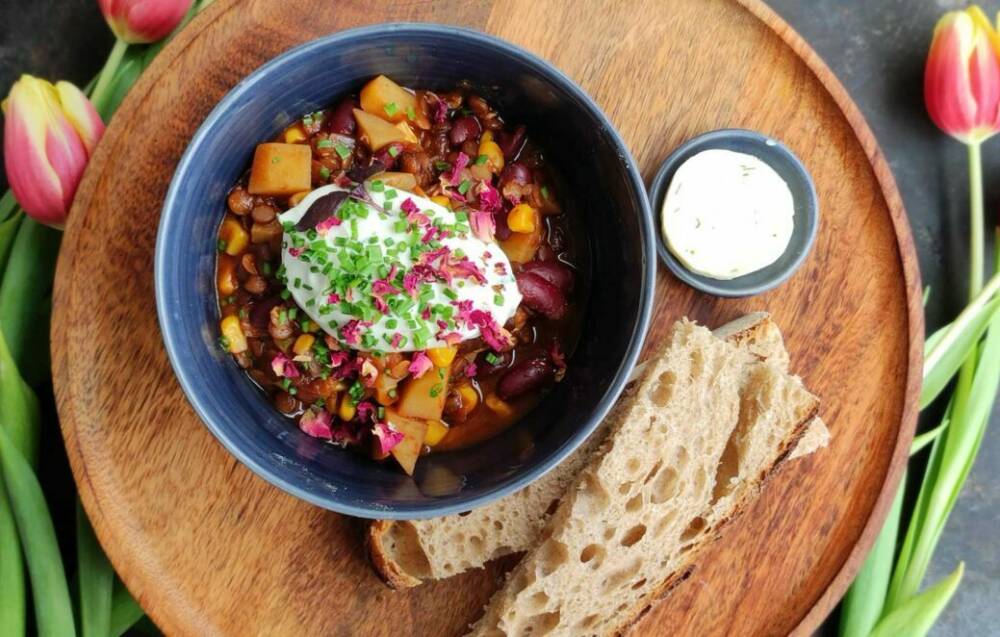 Hausgemachte Suppe mit Sauerteigbrot / ©MalinaStories