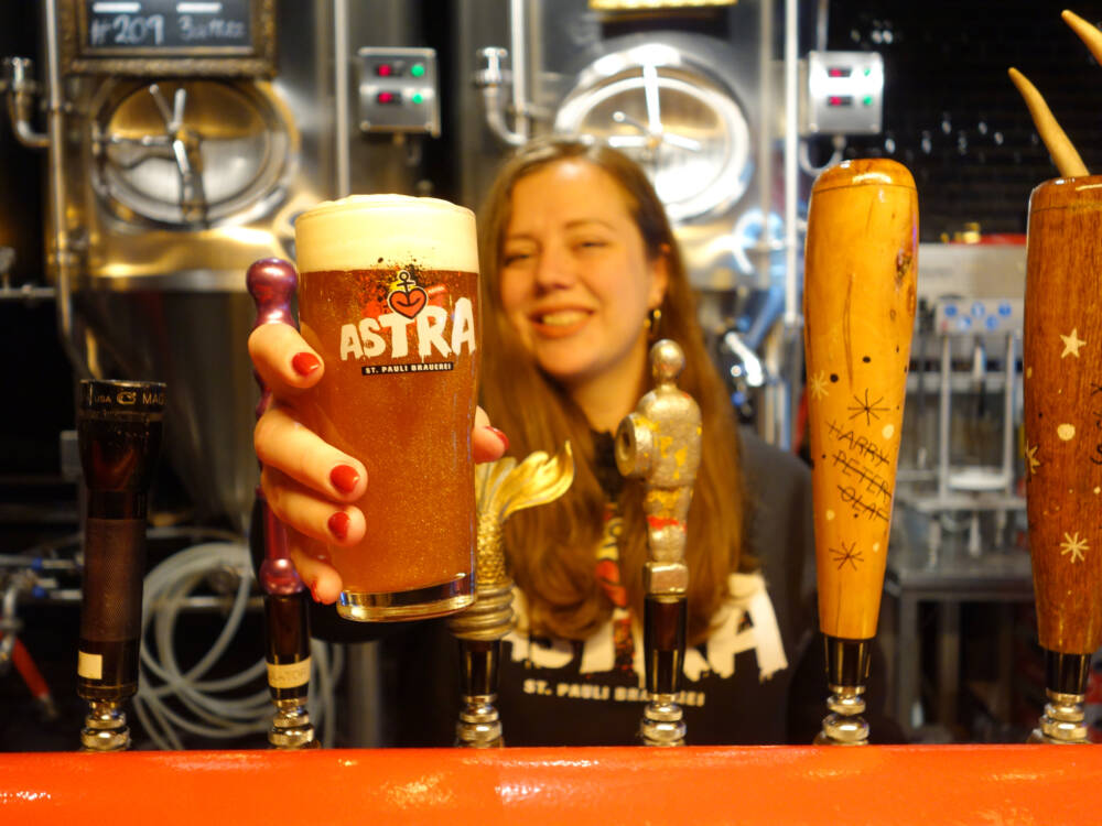 Iris Eickert entwirft und braut gemeinsam mit Braumeister Merlin die Craftbiere in der Astra St. Pauli Brauerei / ©Marco Arellano Gomes