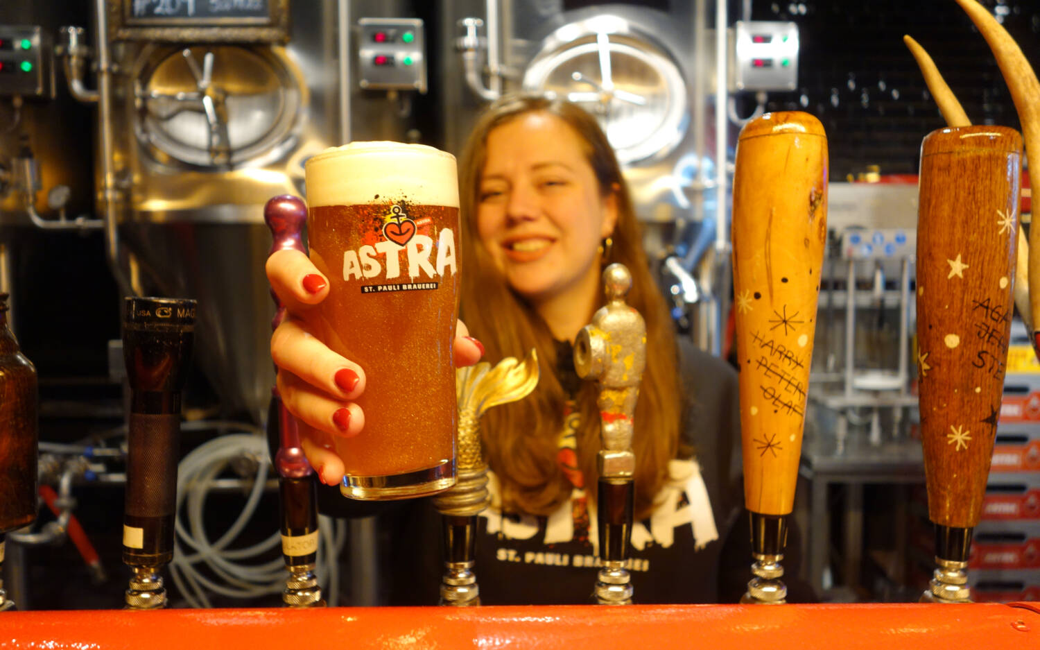 Iris Eickert entwirft und braut gemeinsam mit Braumeister Merlin die Craftbiere in der Astra St. Pauli Brauerei / ©Marco Arellano Gomes