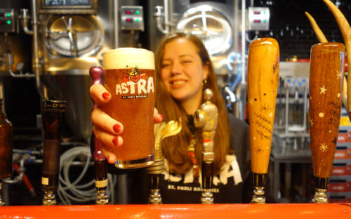 Iris Eickert entwirft und braut gemeinsam mit Braumeister Merlin die Craftbiere in der Astra St. Pauli Brauerei / ©Marco Arellano Gomes