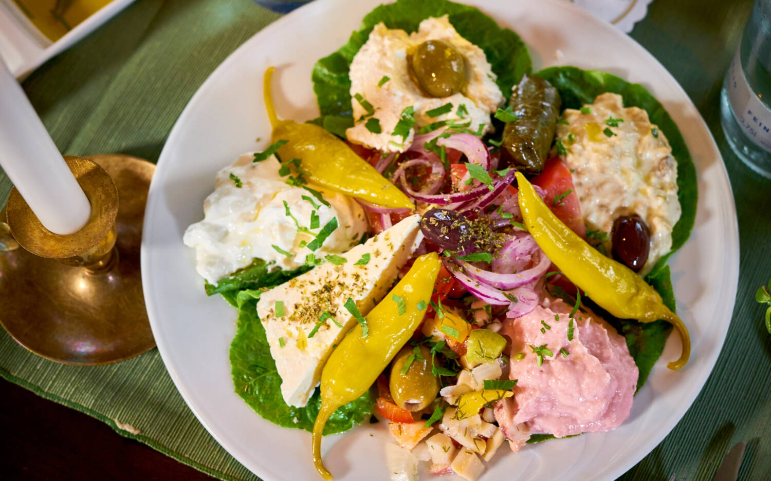 Kalte Mezedes mit verschiedenen frischen Cremes, Feta und Peperoni in der Taverna Elia / ©Marc Sill