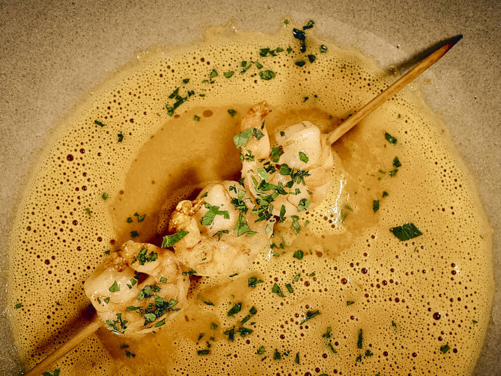 Meeresfrüchte am Spieß serviert auf einem feinen Schaumsüppchen  / ©Marc Silll