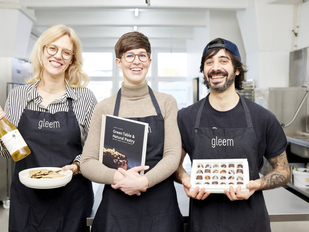 Naturpatisserie Gleem: Gründerin Anna Gliemer (Mitte) und ihre Mitarbeiter Sinje Schäfer und Ignacio Malespina / ©Gleem