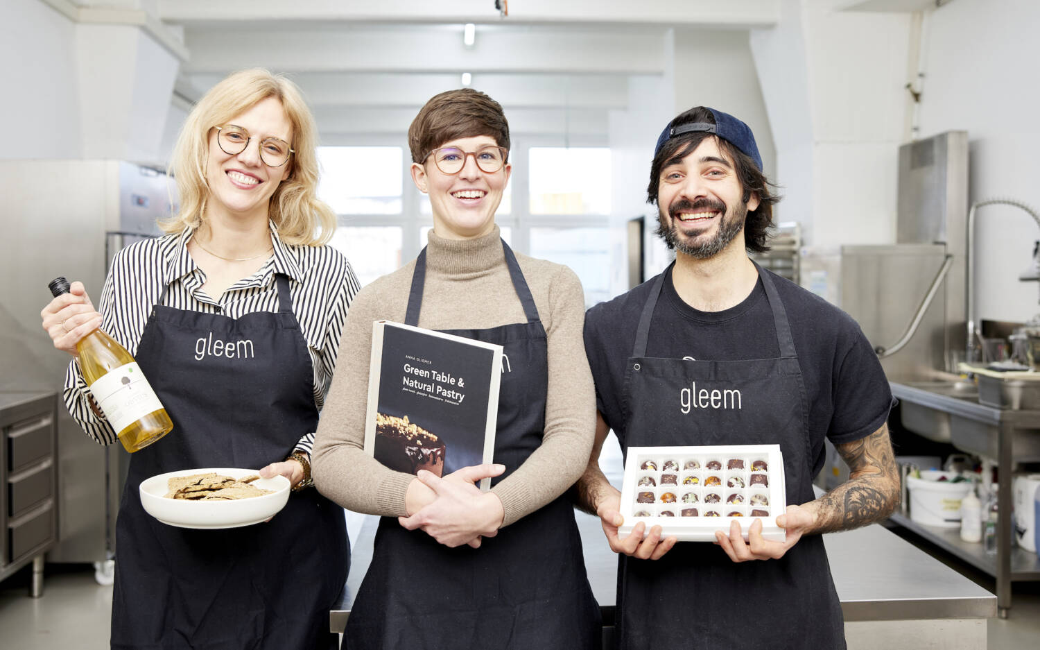 Naturpatisserie Gleem: Gründerin Anna Gliemer (Mitte) und ihre Mitarbeiter Sinje Schäfer und Ignacio Malespina / ©Gleem