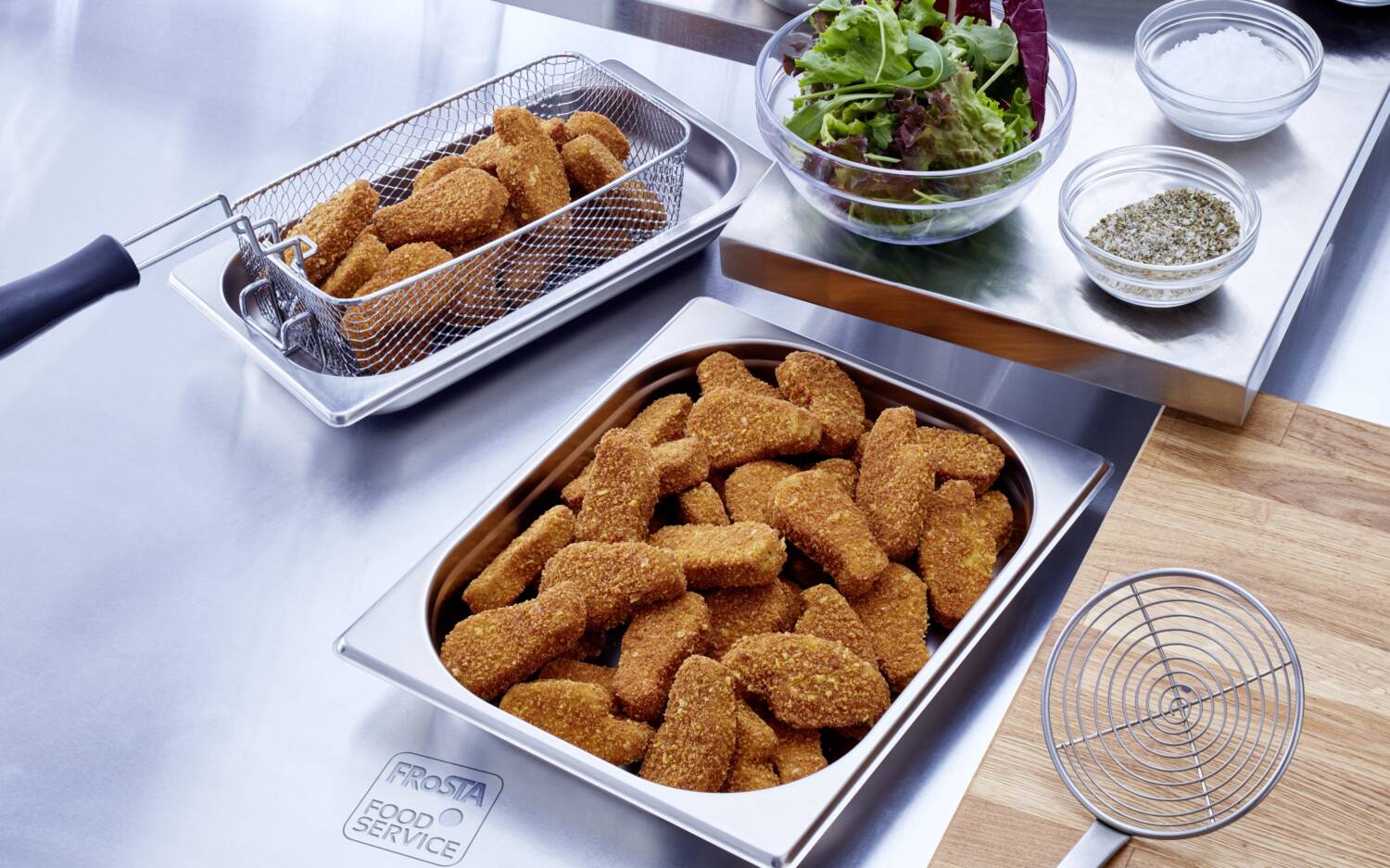 Plant Bades Boneless Wings vom Feld, vegan. Ohne Soja auf Basis von hellen Gemüsesorten wie Blumenkohl und Schwarzwurzel sowie Jackfrucht mit teilentöltem Hanfsamenprotein / ©FRoSTA Foodservice/Tobias Pankrath