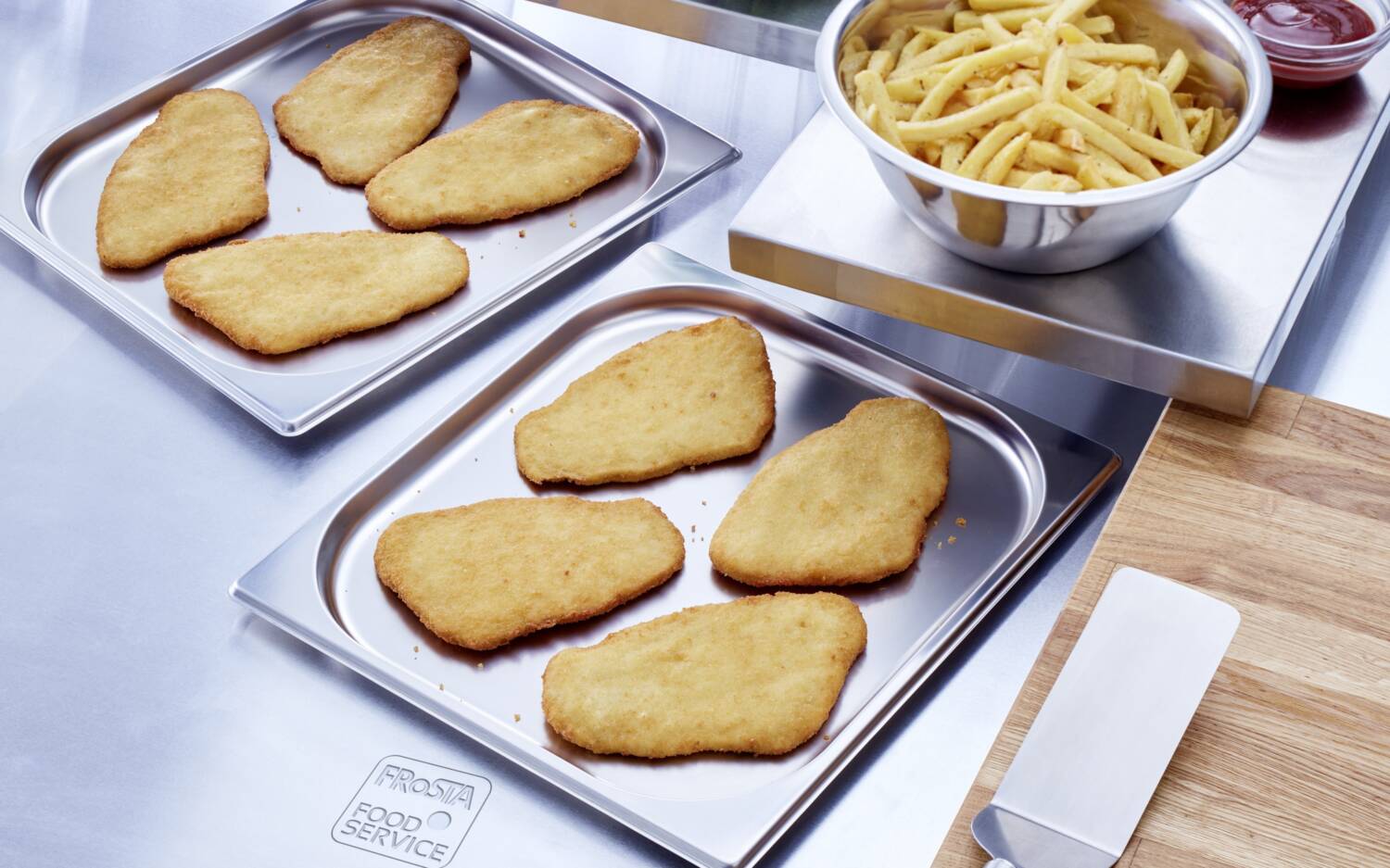 Plant Bases Schnitzel vom Feld, ca. 150 g, vegan. Ohne Soja auf Basis von Gemüsesorten wie Champignons und Schwarzwurzeln mit teilentöltem Hanfsamenprotein / ©FRoSTA Foodservice/Tobias Pankrath