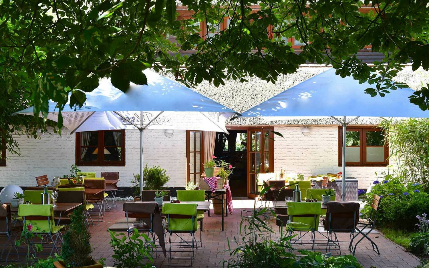 Bald werden auf der großen Terrasse indische Spezialitäten verköstigt / ©Marc Sill 