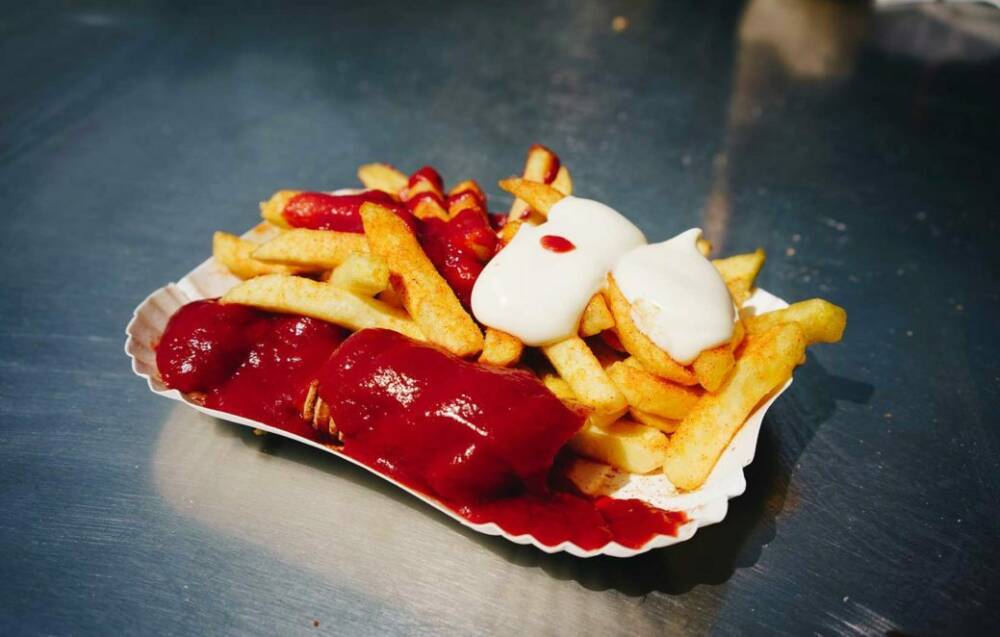 Currywurst mitten in der City: Die Mö Grill Stände servieren leckere Würste / ©Unsplash/Claudio Schwarz