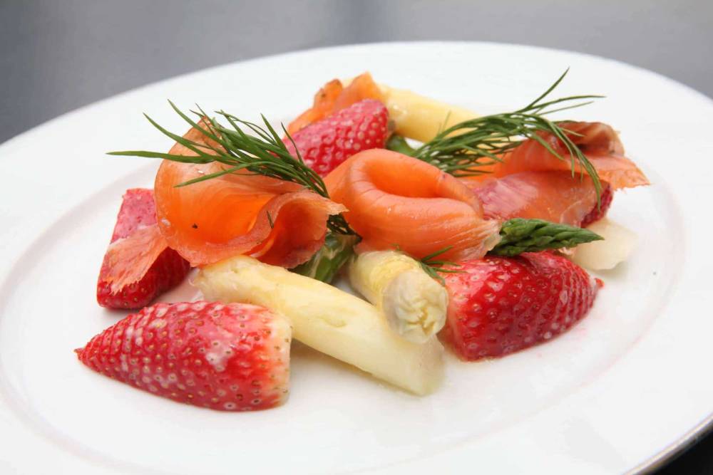 Der Spargel-Erdbeer-Salat von Brüdigams / ©Brüdigams Wildwechsel