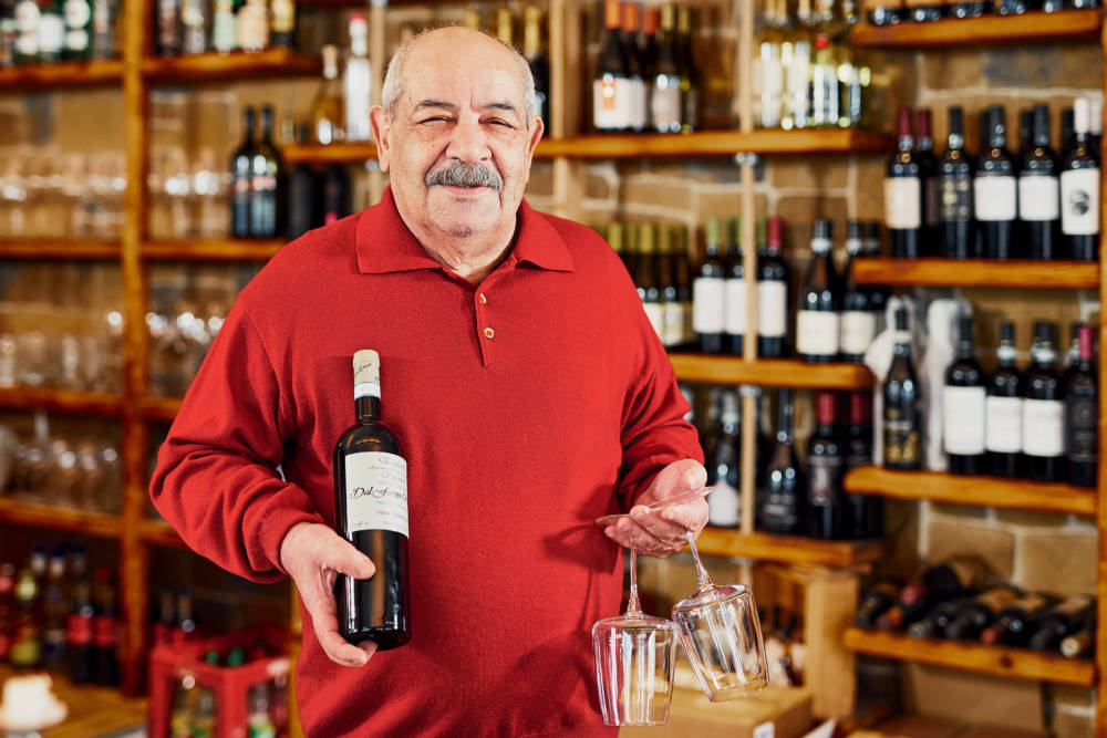 Franco kennt sich mit italienischen Weinen genauso gut aus, wie in der Küche / ©Marc Sill