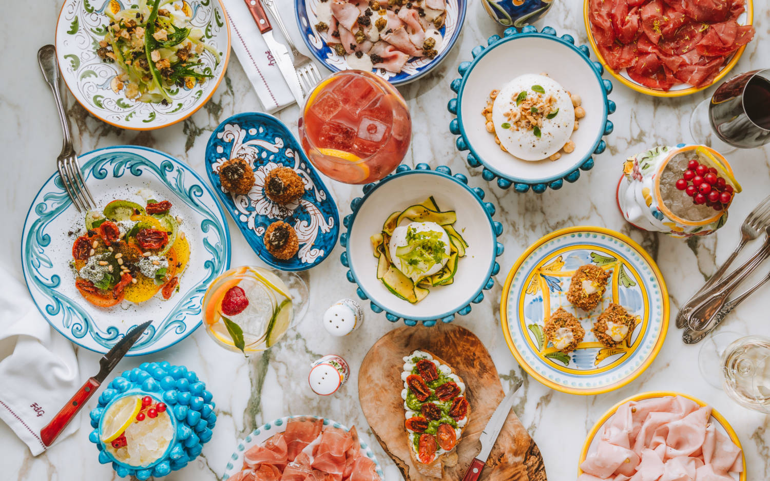 Im Edmondo gibt es einen bunt gedeckten Tisch mit italienischen Gerichten / ©Joann Pai