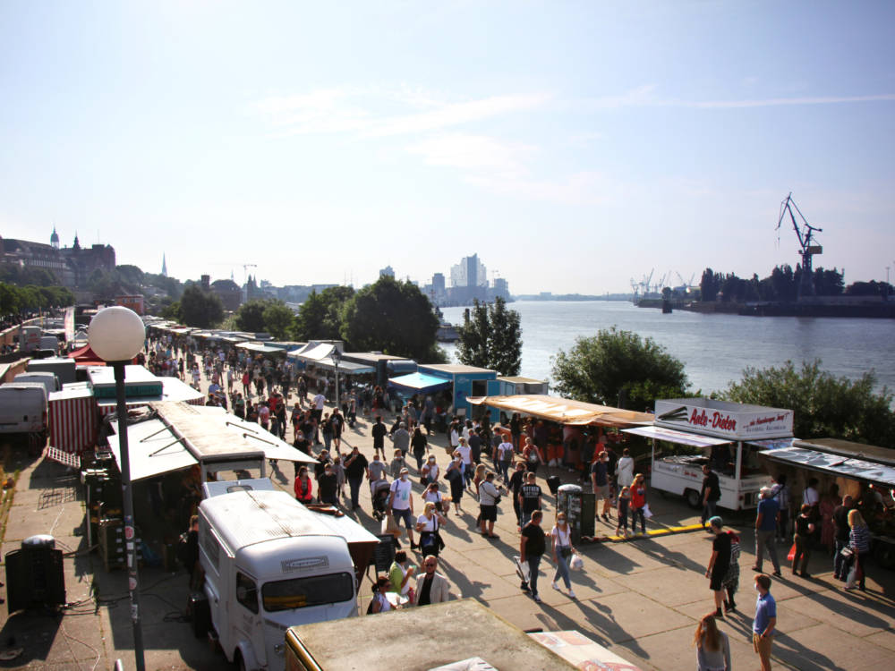 Lau, unterhaltsam und bunt: der Hamburger Fischmarkt zieht Hamburger und Touristen an die Elbe / @Johanna Zobel