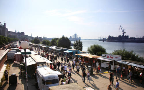 Lau, unterhaltsam und bunt: der Hamburger Fischmarkt zieht Hamburger und Touristen an die Elbe / @Johanna Zobel