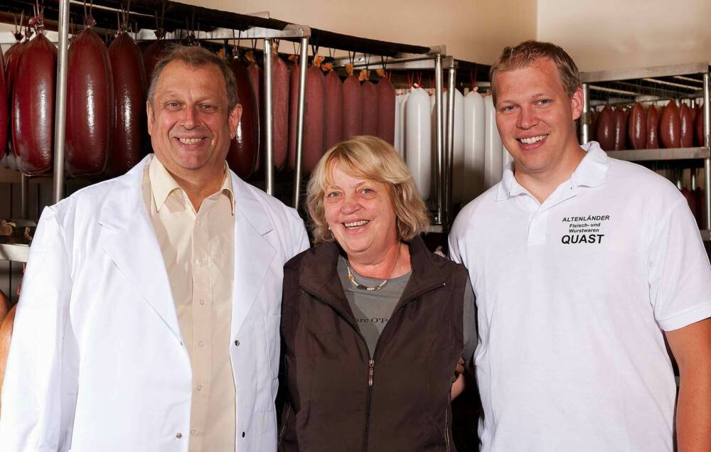 Liebe zum traditionellen Handwerk: Die Familie Quast betreibt die Altländer Mett- und Schinkenräucherei in fünfter Generation / ©Quast