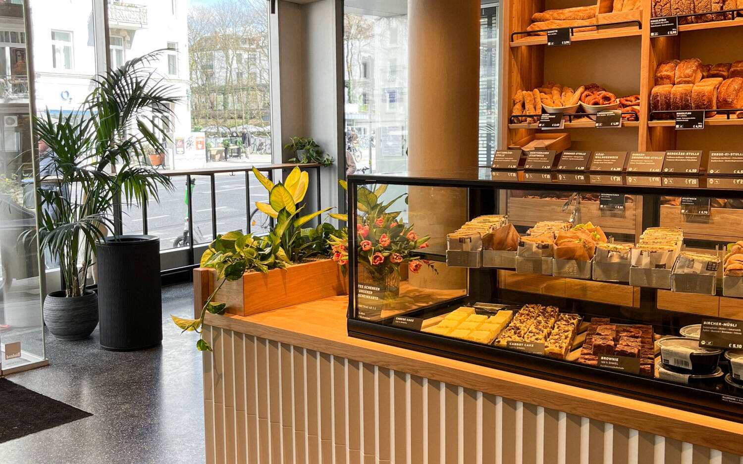 Neben frischem Brot und Zimtschnecken gibt es auch allerlei Kuchen / ©Zeit für Brot