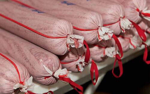 Wurst nach geheimen Familienrezepten der Altländer Mett- und Schinkenräucherei / ©Quast