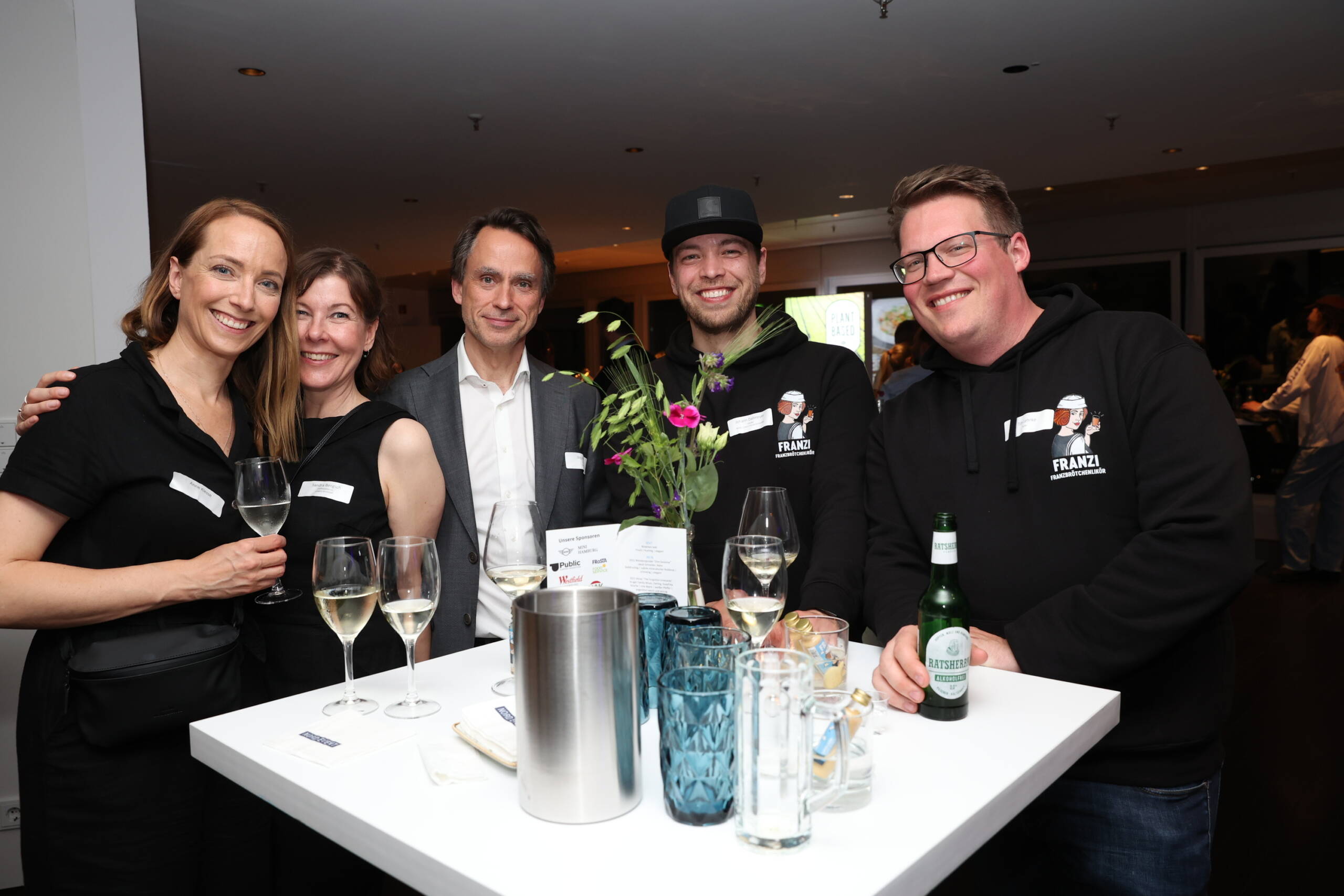 Anne Klesse und Sandra Bengsch (IHK Lüneburg-Wolfsburg) mit Jörg Hamann und Johann Dallmeyer und Tim Lehrke von NORK / ©Melanie Dreysse