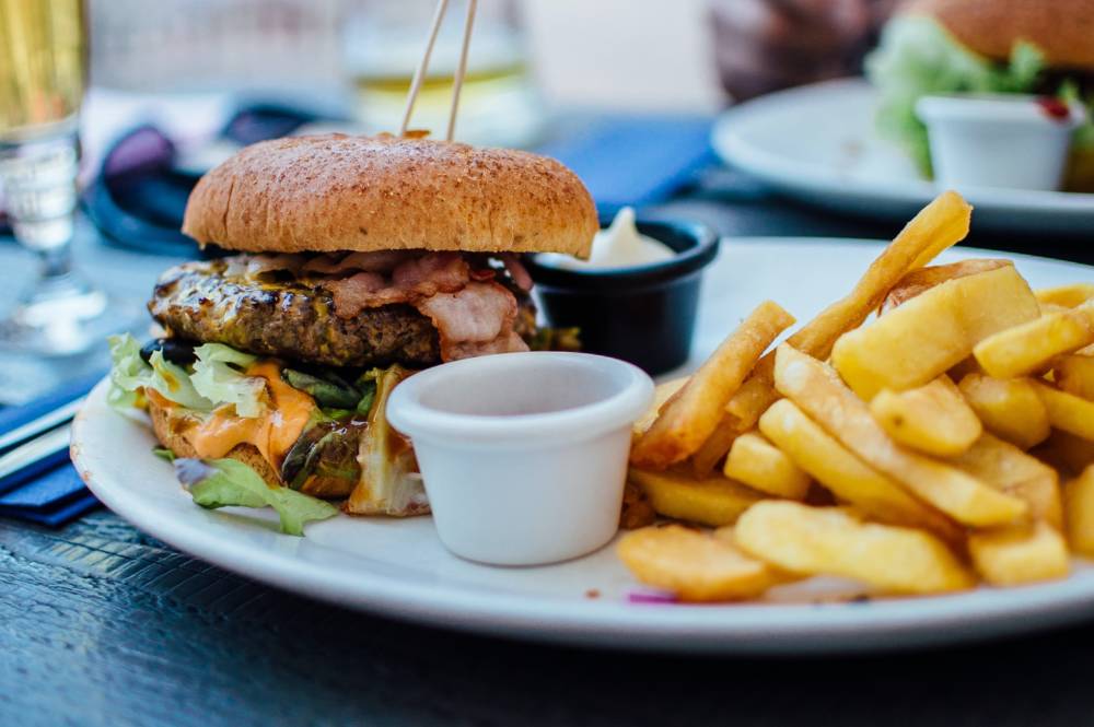 Bei Dubara gibt es neben Döner auch Burger – die hausgemachte Soße passt zu beidem / ©Unsplash/Robin Stickel 