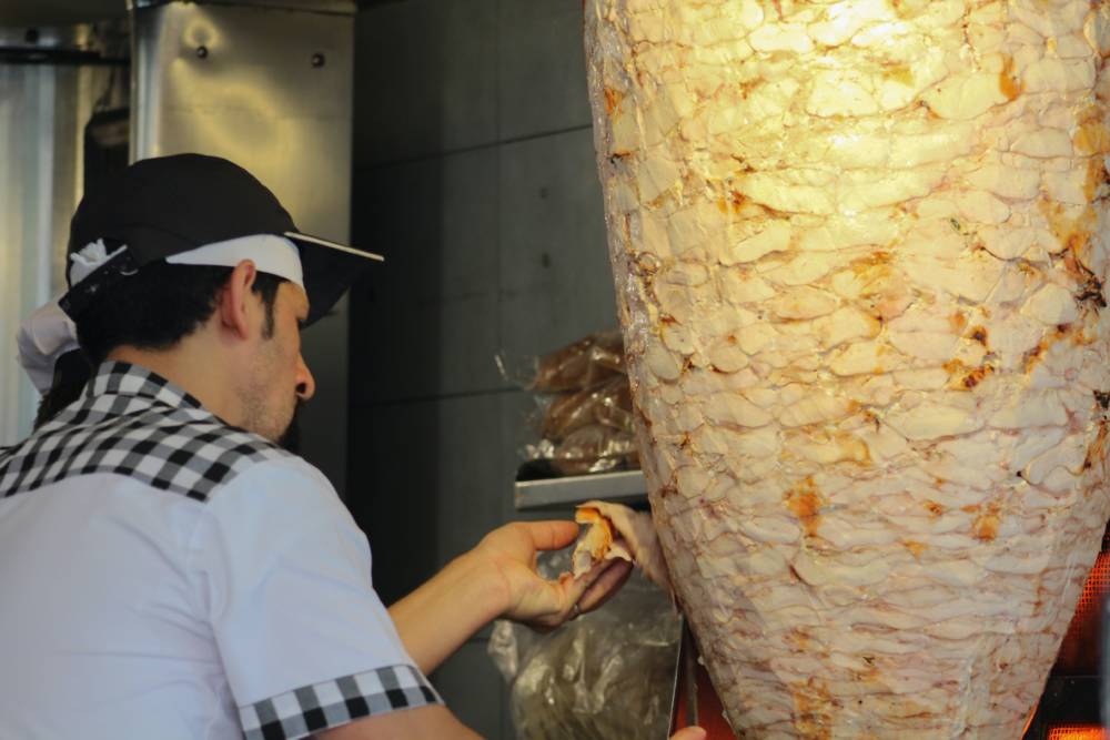 Bei Sel’s Kebab wählt man zwischen Kalb- und Hähnchenfleisch / ©Unsplash/T Foz
